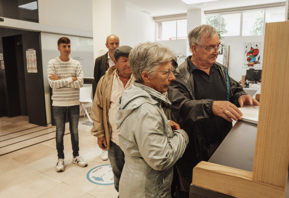 Imagen Máis de 1500 firmas para solicitar un caixeiro en Corrubedo