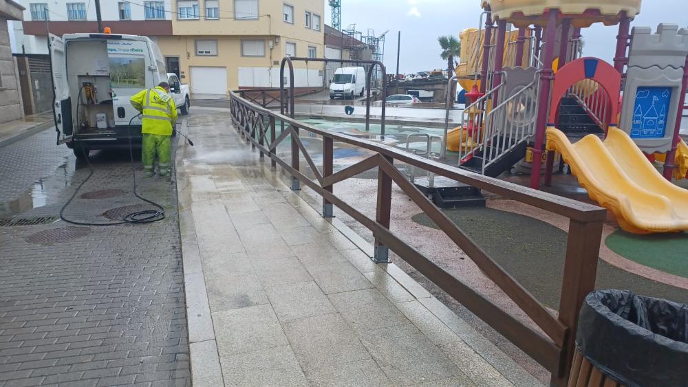 Imagen El Ayuntamiento de Ribeira refuerza la limpieza en las zonas de juego infantiles