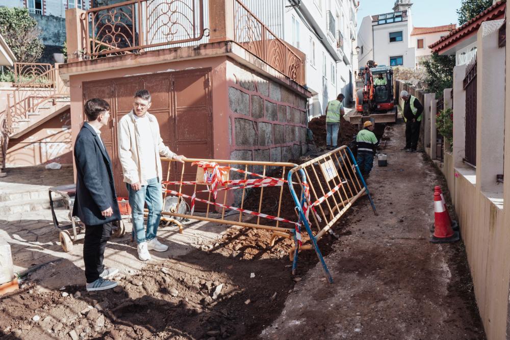 Imagen As obras de pavimentación e saneamento na rúa da Cambra rematarán a finais de maio