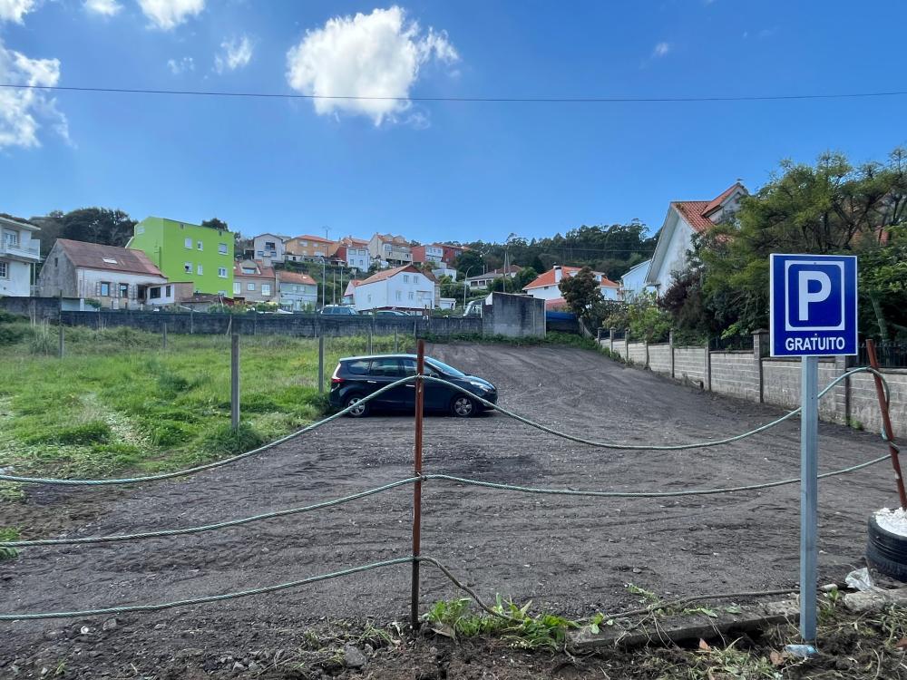 Imagen El Ayuntamiento de Ribeira mejora el firme del aparcamiento de Deán