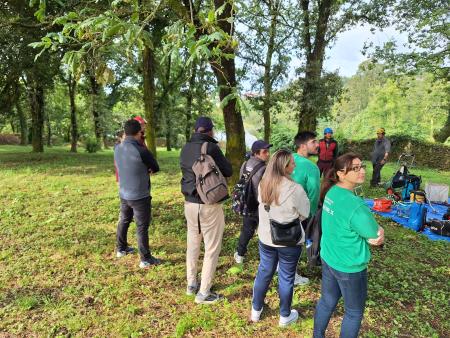 Imagen Obradoiro Tahume X recibe una demostración al alumnado sobre lo arborismo