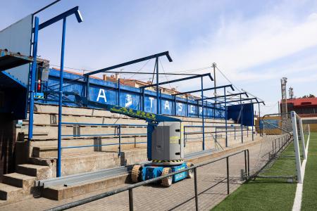 Imagen O Concello de Ribeira está instalando unha nova cuberta na bancada norte do Campo de Fútbol da Tasca en Aguiño