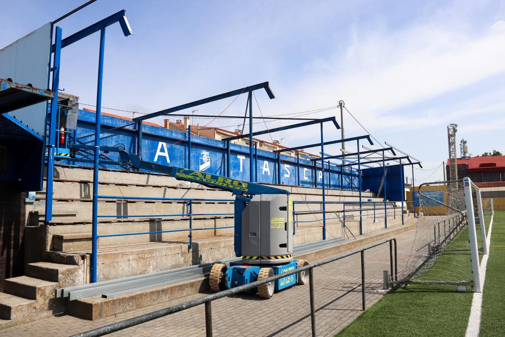 Imagen O Concello de Ribeira está instalando unha nova cuberta na bancada norte do Campo de Fútbol da Tasca en Aguiño