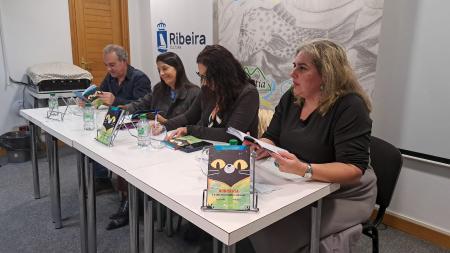Imagen O público ribeirense introdúcese no universo felino da man da escritora Ánxela Gracián