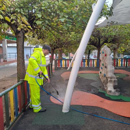 Imaxe O Concello de Ribeira procede coa limpeza dos parques infantís