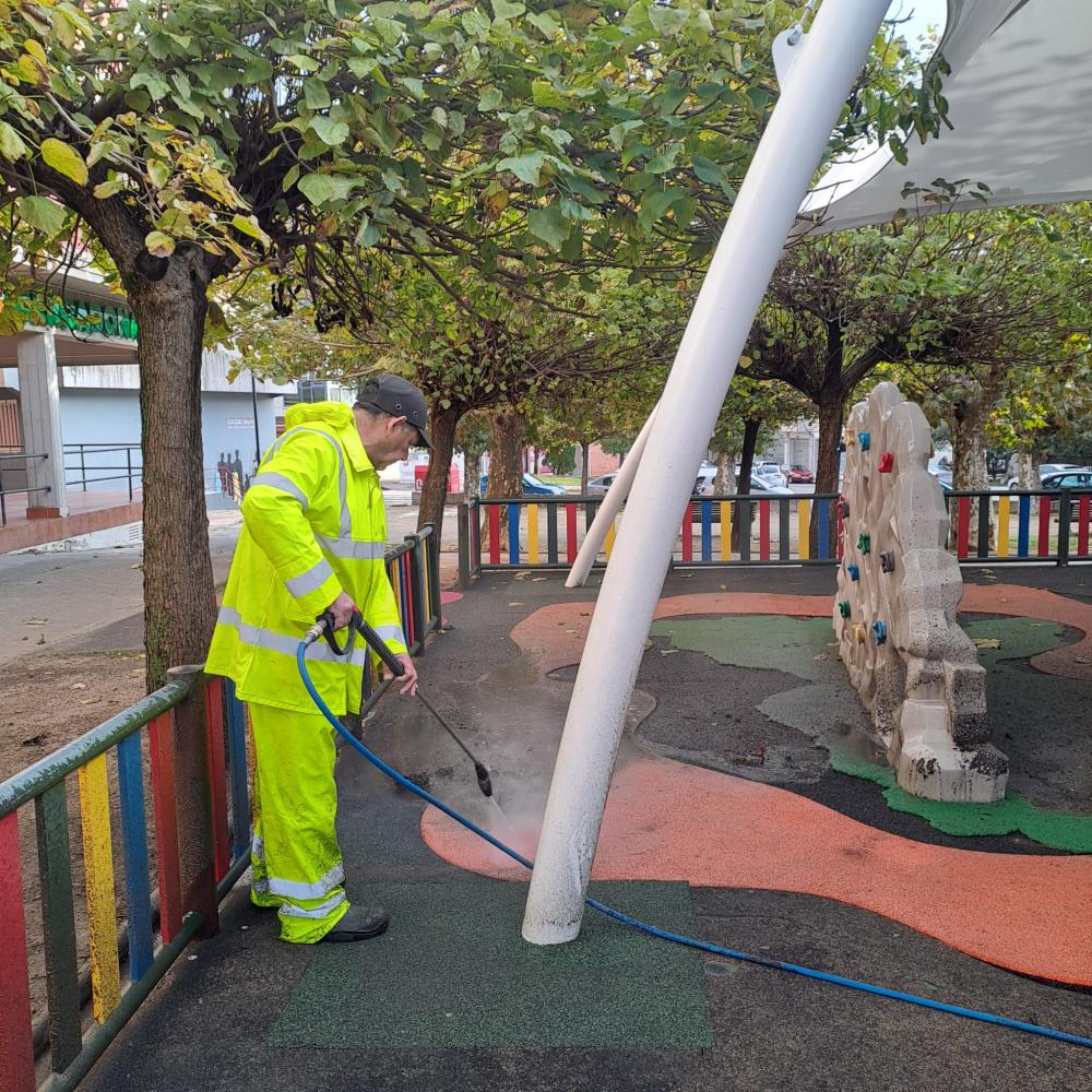Imagen O Concello de Ribeira procede coa limpeza dos parques infantís