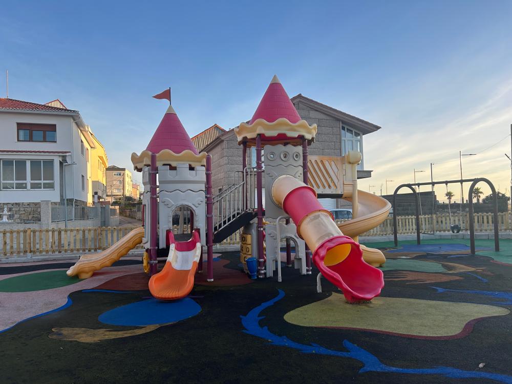 Imagen O Concello de Ribeira saca a licitación a renovación do parque infantil da rúa Castelao