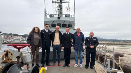 Imagen Uns 160 escolares de Ribeira visitan o patrulleiro Tabarca durante a súa escala no porto