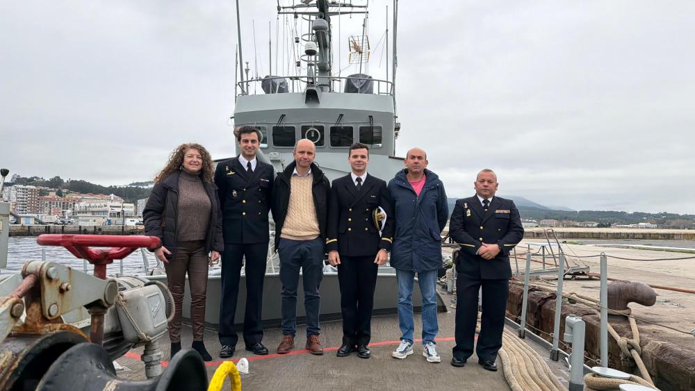 Imagen Uns 160 escolares de Ribeira visitan o patrulleiro Tabarca durante a súa escala no porto
