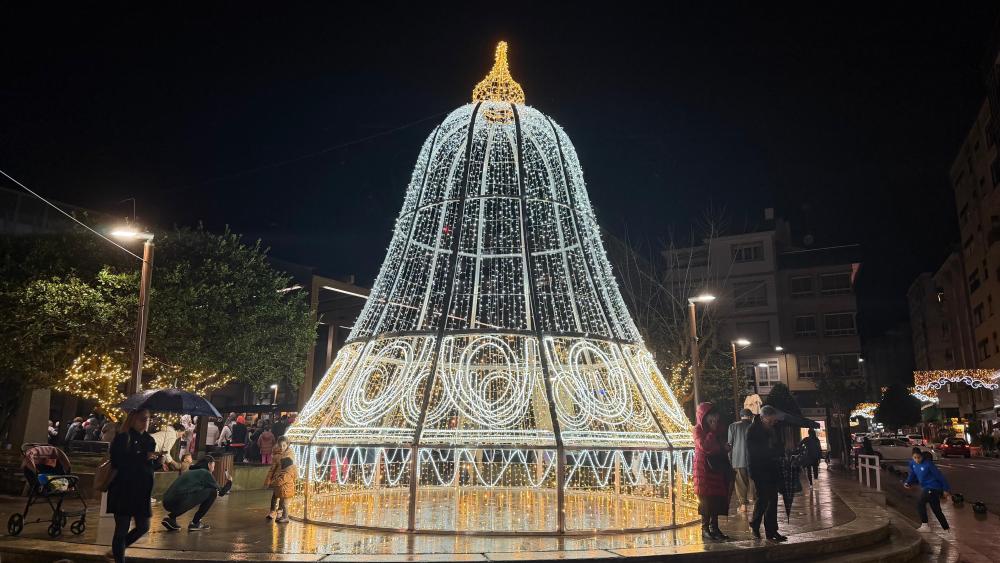 Imagen O Nadal xa ilumina as noites de Ribeira