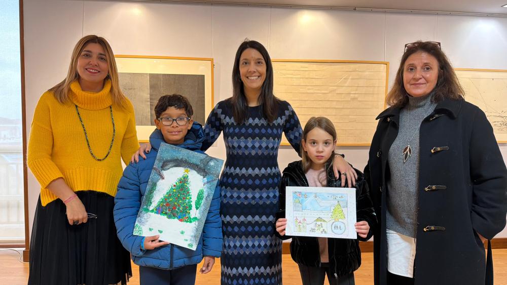 Imagen María Sampedro felicita a Thomas Borges e Olivia Martínez pola súa creatividade ilustrando o Nadal de Ribeira
