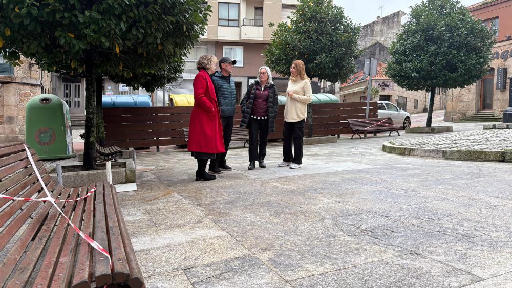 Imagen O Concello de Ribeira acomete a limpeza e embelecemento do mobiliario urbano das rúas Galicia e Rosalía de Castro