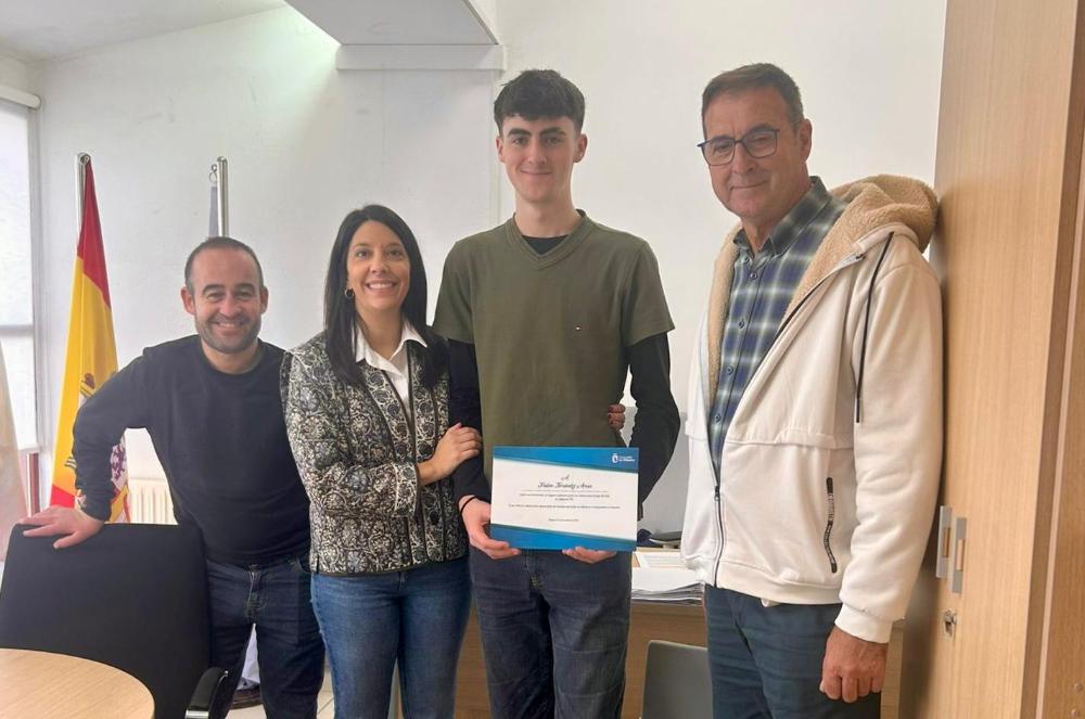 Imagen A alcaldesa de Ribeira e o concelleiro de Deportes reúnense co deportista Froilán Fernández para coñecer o seu traballo