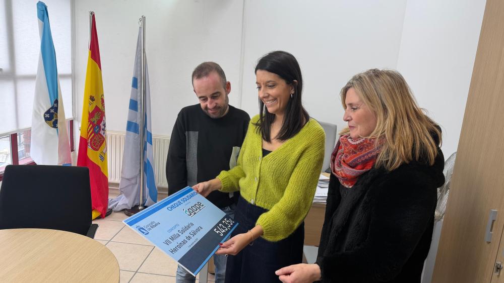 Imagen María Sampedro fai entrega a Ágape do cheque cos 543 euros recadados na milla Heroínas de Sálvora