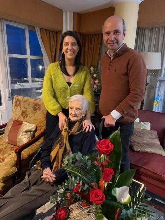Imaxe María Sampedro felicita a Dolores Rivera Soto polos seus 105 anos