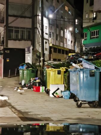 Imaxe A Policía local de Ribeira sanciona a varias persoas polo depósito de residuos na vía pública
