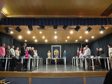 Imaxe O Concello de Ribeira aproba en pleno iniciar os trámites para facerse co legado artístico e a biblioteca de Manuel Ayaso