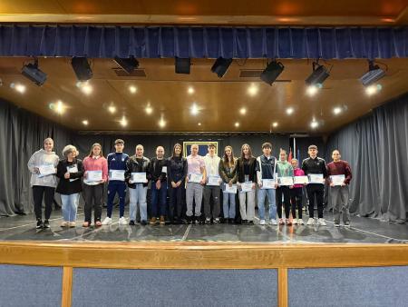 Imaxe María Sampedro entrega as axudas aos deportistas individuais poñendo en valor o bo estado e saúde do que goza o deporte ribeirense.