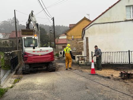 Imaxe O Concello de Ribeira executa as obras de pavimentación da contorna da Igrexa de Artes.