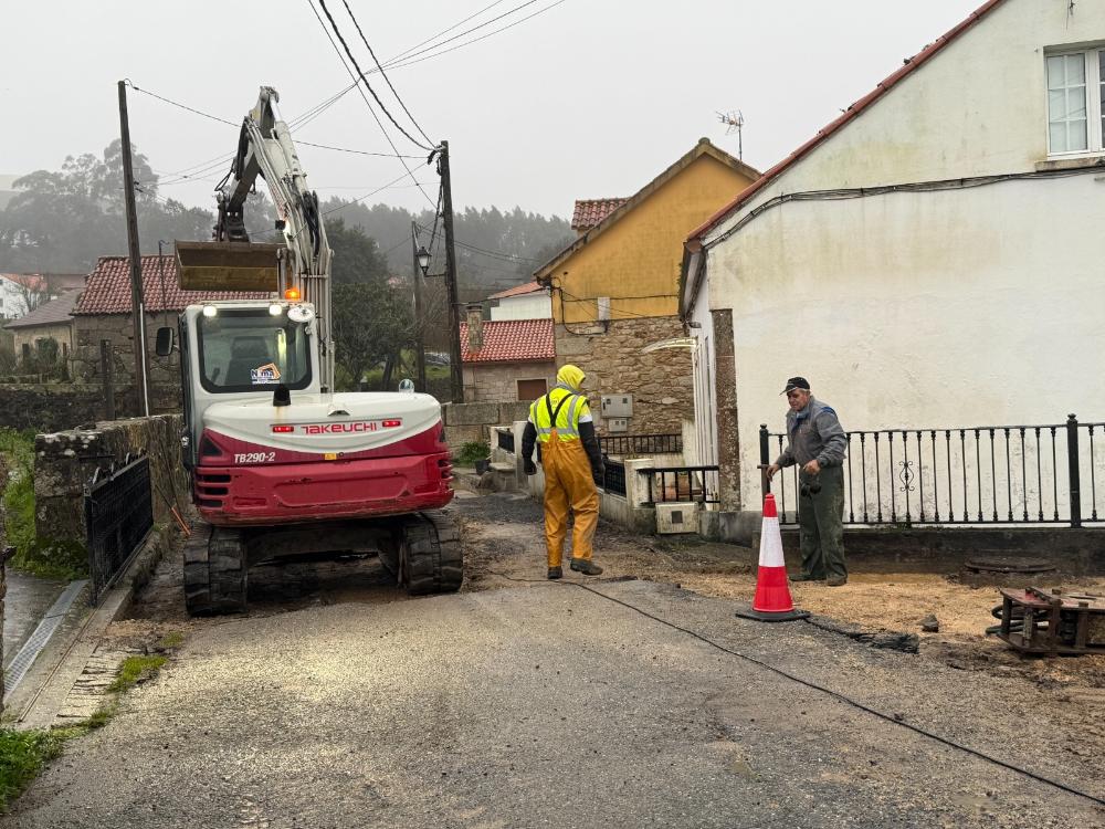 Imagen O Concello de Ribeira executa as obras de pavimentación da contorna da Igrexa de Artes.