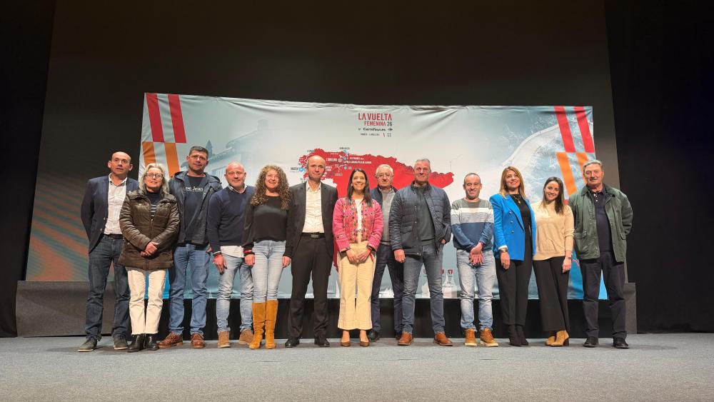 Imagen Ribeira converteuse en epicentro do ciclismo nacional coa presentación de La Vuelta Femenina 26 by Carrefour.es
