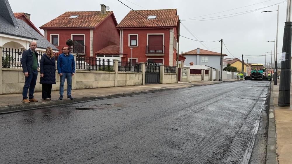 Imagen O Concello de Ribeira renova a pavimentación da rúa Castelao, en Aguiño