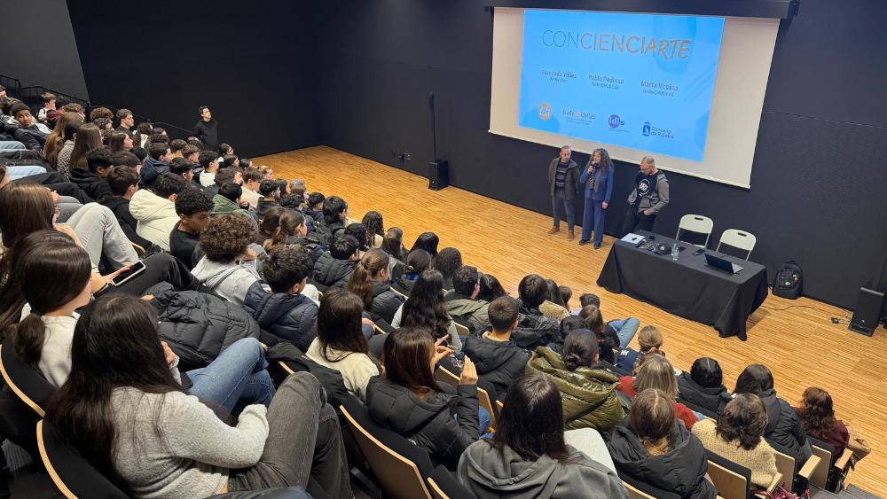 Imagen Alumado de secundaria de Ribeira asistiu a unha charla divulgativa sobre as enfermidades consideradas raras