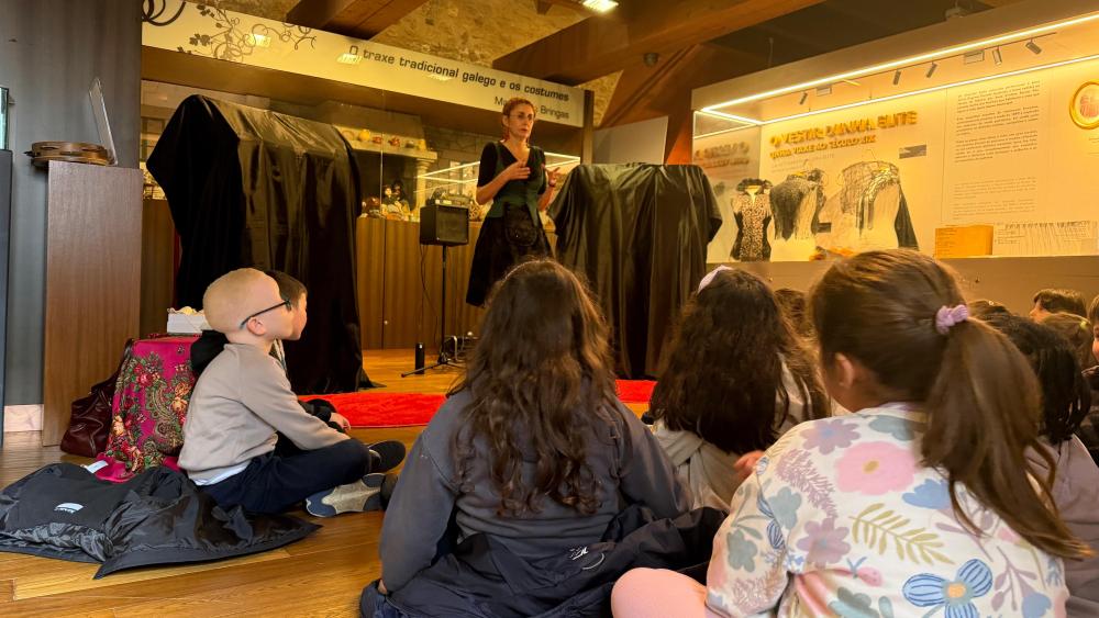 Imagen Uns 150 escolares de Ribeira mergulláronse durante esta semana no mundo do traxe tradicional galego