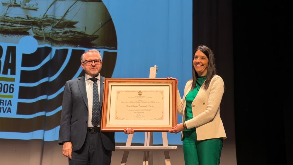 Imagen O Concello de Ribeira distingue ao seu cronista Xosé María Fernández Pazos e recupera o monólito da praza do Centenario