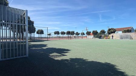 Imaxe O Concello de Ribeira renova as porterías da pista de Punta do Castro