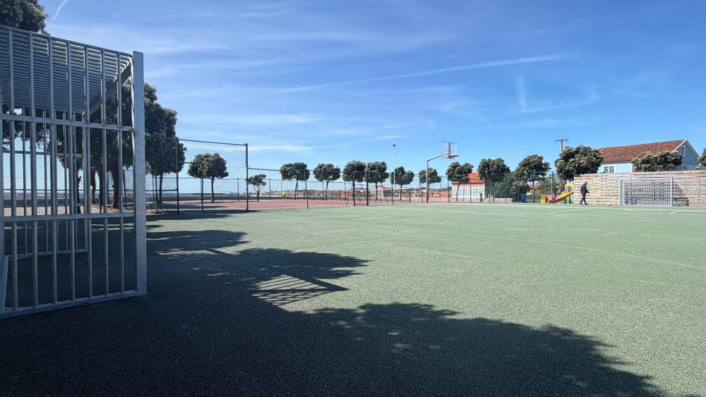 Imagen O Concello de Ribeira renova as porterías da pista de Punta do Castro