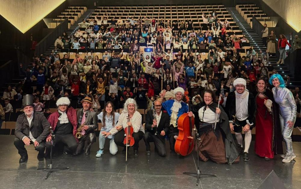 Imagen Máis de 800 estudantes de Ribeira achegáronse á música cun espectáculo impulsado polo Conservatorio Municipal