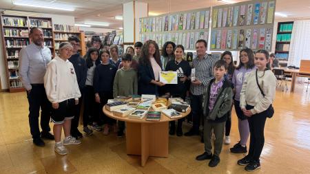 Imaxe Sabela González, do colexio de Olveira, gañadora da quinta edición do concurso escolar de deseño de marcapáxinas