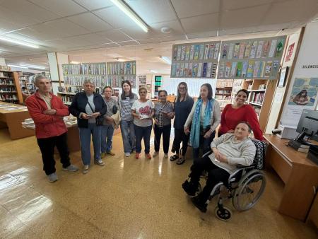 Imagen Agadea fixo entrega á biblioteca municipal de Ribeira de marcapáxinas artesanais