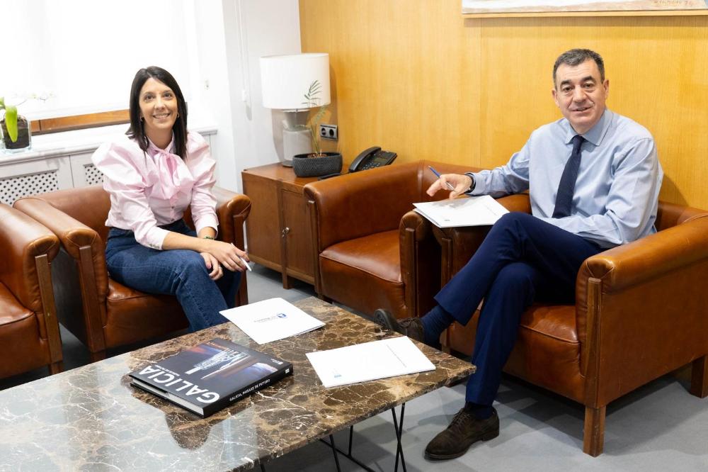 Imagen María Sampedro e Román Rodríguez abordan a mellora das infraestruturas dos centros educativos do municipio