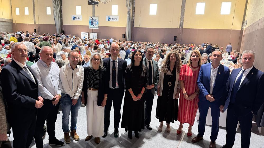 Imagen Uns 900 comensais sentaron á mesa no Encontro das Persoas Maiores de Ribeira