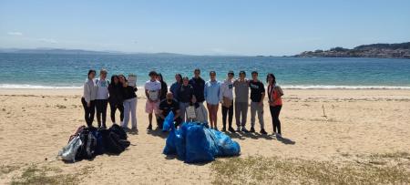 Imaxe Alumnado do IES N°1 de Ribeira recolleu preto de 30 quilogramos de residuos da praia de Coroso