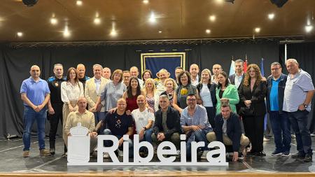 Imaxe O Concello de Ribeira homenaxea a unha trintena de traballadores municipais polos seus 25 anos de servizo