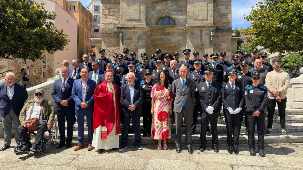 Imagen A Policía local de Ribeira homanexeou á súa patroa María Auxiliadora