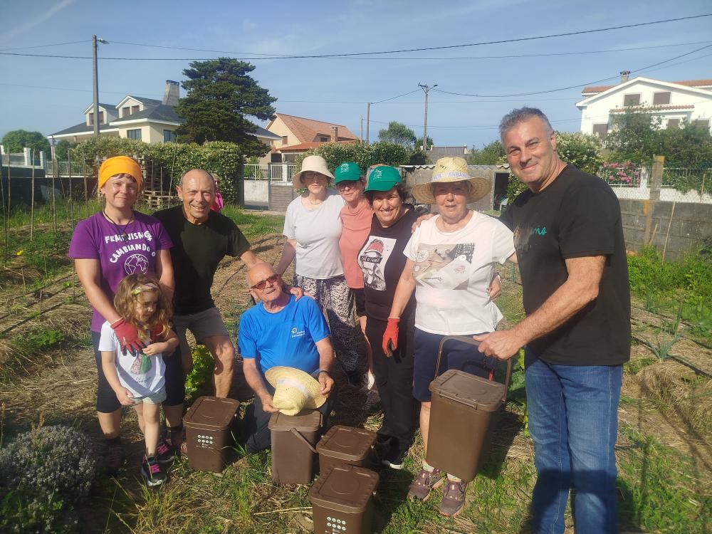 Imagen O Concello de Ribeira entrega caldeiros á Asociación de Veciños de Carreira para a reciclaxe de residuos orgánicos
