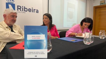 Imagen O público achégase á obra 'O lado nobre', de Irene Lourido, gañadora no X Certame de Novela Curta Cidade Centenaria de Ribeira