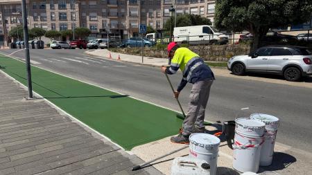 Imagen O Concello de Ribeira procede co pintado do carril bici do paseo do Touro
