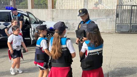 Imagen Alumnado do Sagrado Corazón de Jesús de Castiñeiras coñece o traballo dos efectivos policiais e de emerxencias