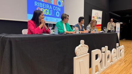 Imaxe Ribeira érguese contra a homofobia celebrando e reivindicando con orgullo a diversidade