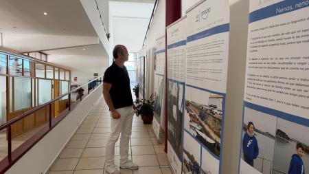Imaxe A casa consistorial de Ribeira amosa o camiño da diabetes en formato de mostra