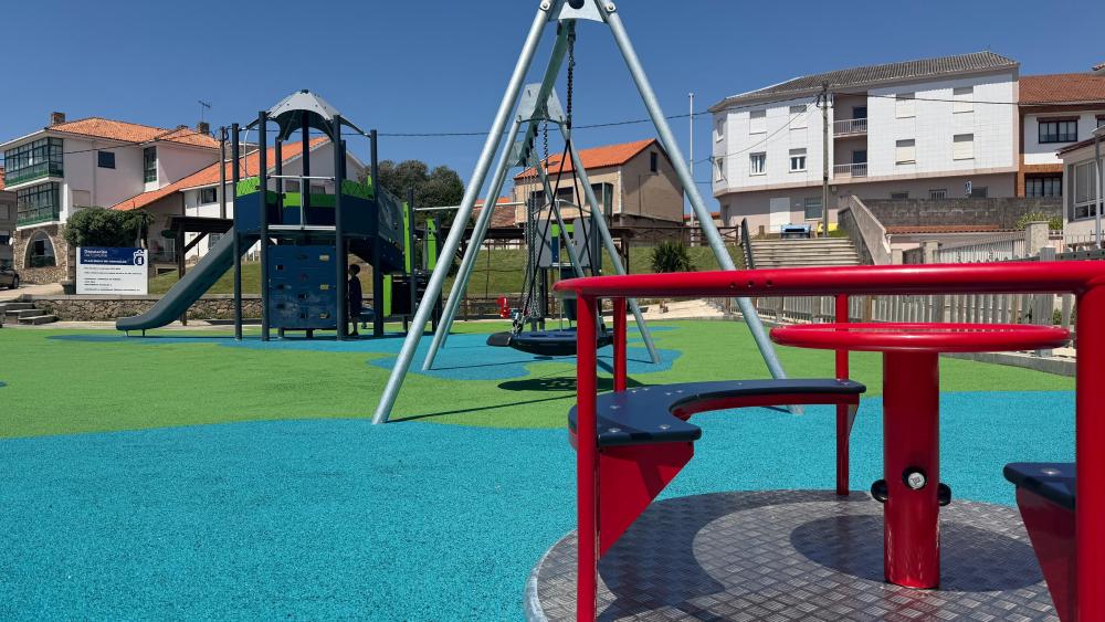 Imagen A rapazada de Aguiño xa pode desfrutar do parque da rúa Castelao