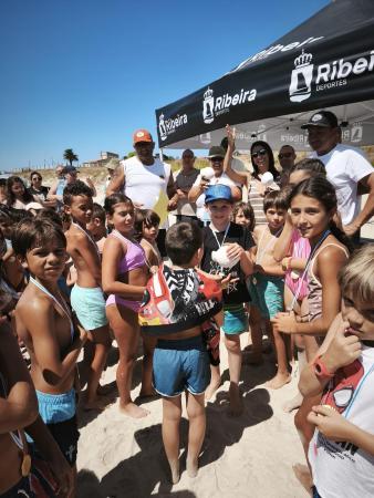 Imaxe Máis dun cento de nenos e nenas converteron a súa creatividade en esculturas de area na praia da Ladeira