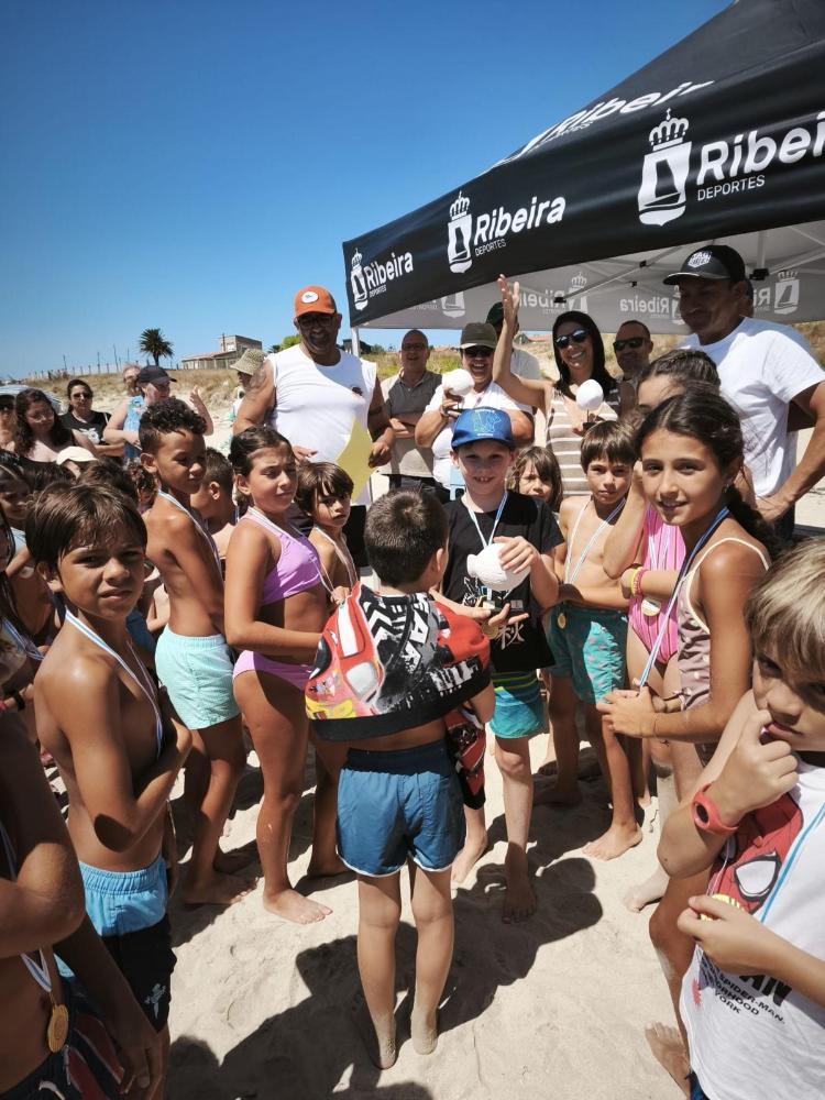 Imagen Máis dun cento de nenos e nenas converteron a súa creatividade en esculturas de area na praia da Ladeira