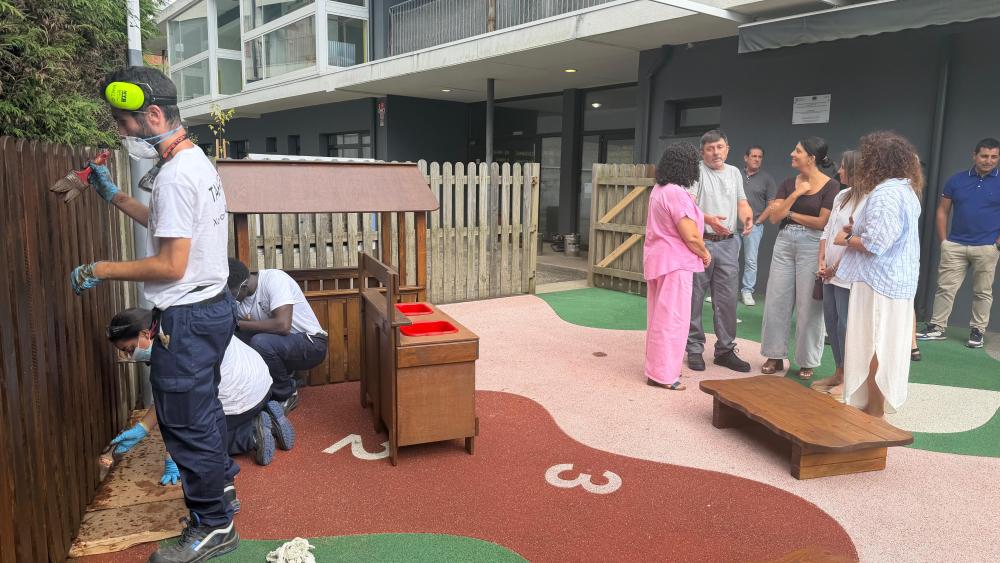 Imagen A alcaldesa de Ribeira e a delegada da Xunta supervisan os traballos do obradoiro de emprego Tahume XI na escola infantil municipal e na parcela de San Roque