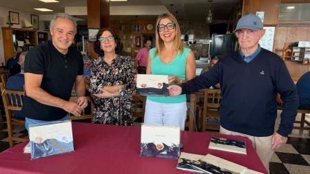 Imaxe O Concello de Ribeira suma aos seus fondos un exemplar de 'Estaleiro', a obra conxunta de Antonio Piñeiro e Mariña Pérez